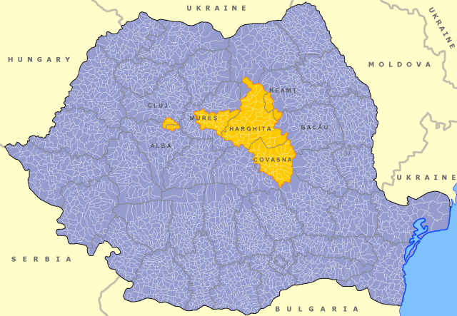 A political map of Romanian with the Székelyföld region colored yellow while the rest of Romania in blue.
