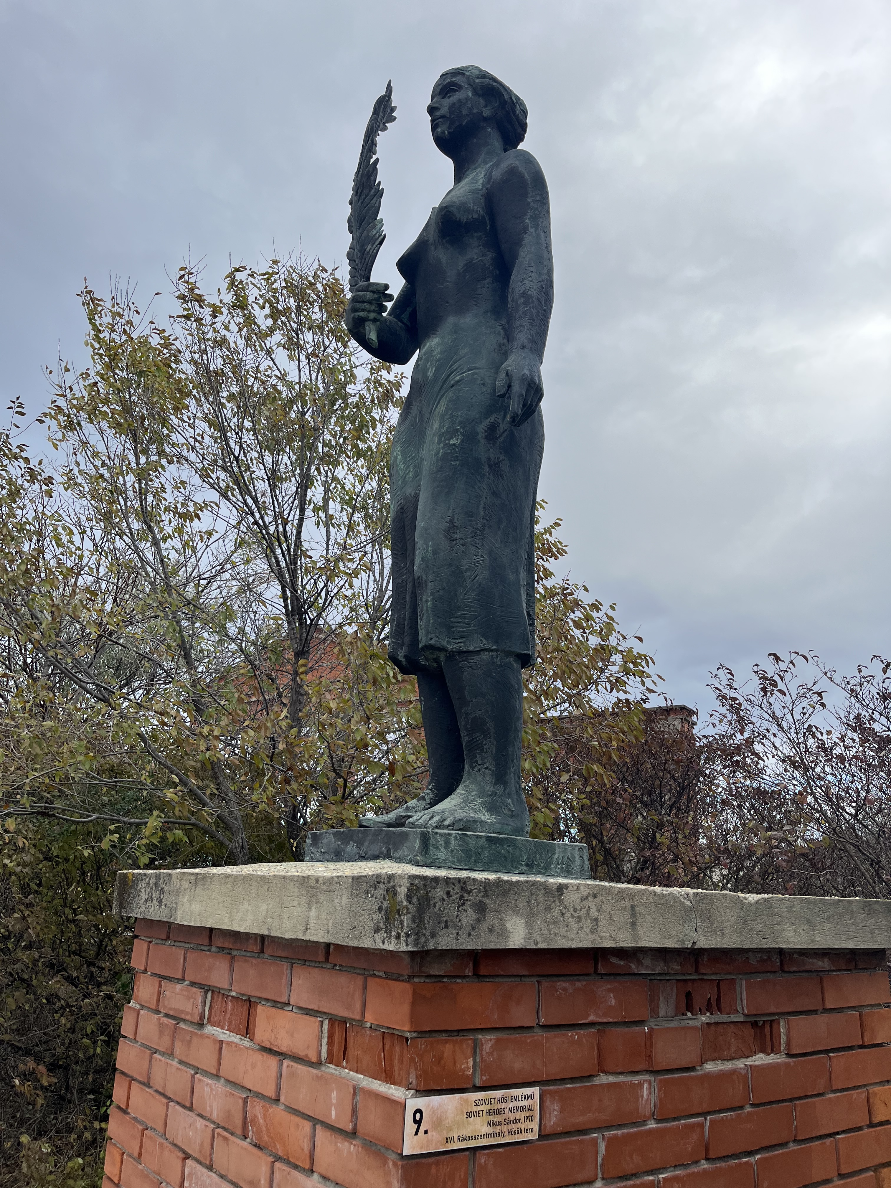 Soviet Heroic Memorial, 
Sándor Mikus, 1970
Bronze