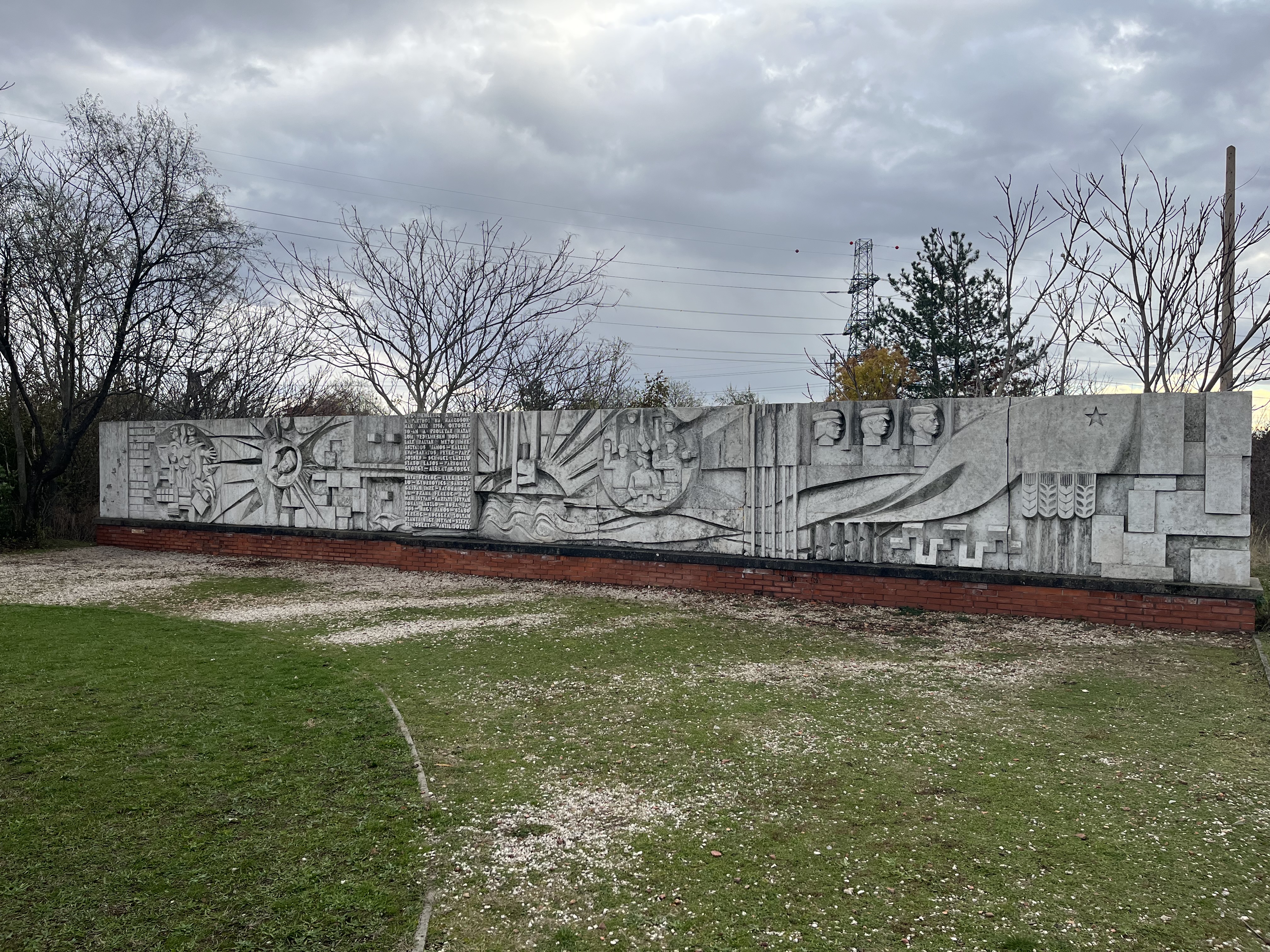 The Heroes of Peoples' Power Memorial,
Viktor Kalló, 1983
Stone